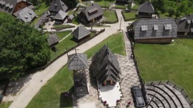 Timber Town, Mecavnik Hill, Mokra Gora Serbia. Ahşap Kilisenin Hava Görüntüsü