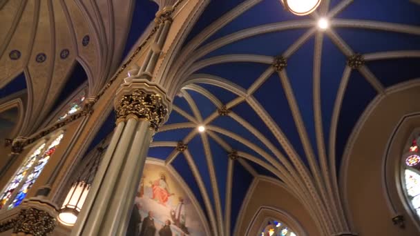 Magical Interior de St, Alphonsus Church, Chicago EUA. Do teto real azul — Vídeo de Stock