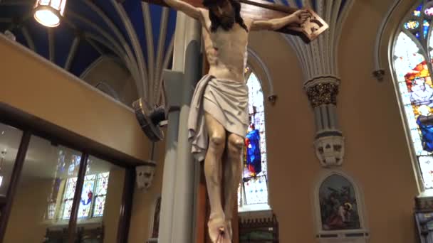 Jezus Chrystus na krzyżu Pomnik pod królewskim niebieskim sufitem w kościele katolickim — Wideo stockowe