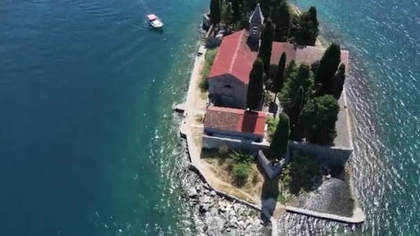 Monastero cattolico sull'isolotto di Kotor Bay, Perast, Montenegro. Vista aerea del drone — Video Stock