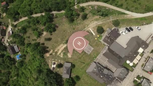 Mecavnik, Mokra Gora, Serbien. Vogelschau-Luftaufnahme von Hubschrauberlandeplatz und Dächern — Stockvideo