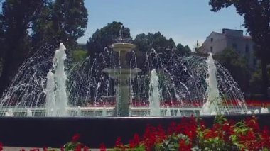 Odessa Şehir Bahçesi Çeşmesi, Ukrayna, Güneşli bir günde Suyun Yavaş Hareketi