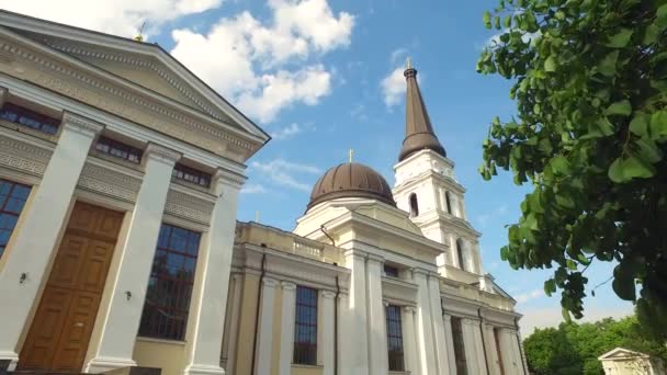 Odessa, Oekraïne, Transfiguratie kathedraal, Soborna plein op zonnige dag — Stockvideo
