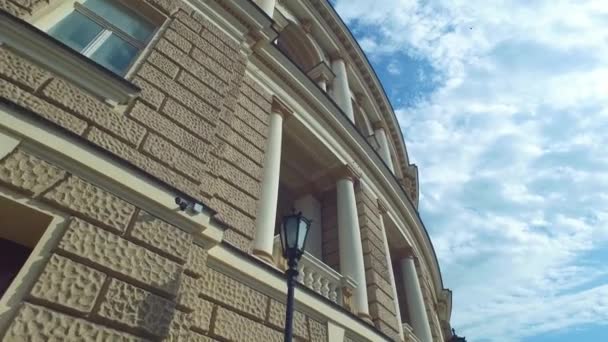 Edificio de Ópera y Ballet de Odessa, Ucrania, Vista en ángulo bajo de la fachada — Vídeo de stock