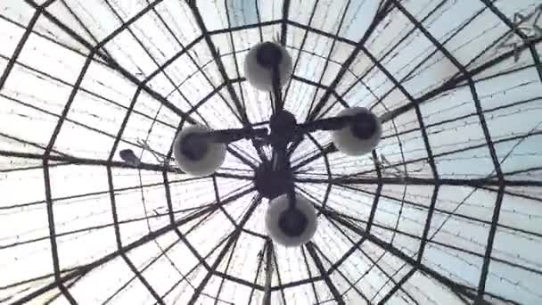 Pavillon Dach mit Laterne. Low Angle Spinning Ansicht. Garten der Stadt Odessa, Ukraine — Stockvideo