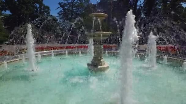 Fontana del giardino della città di Odessa, Ucraina durante la giornata estiva soleggiata, primo piano — Video Stock