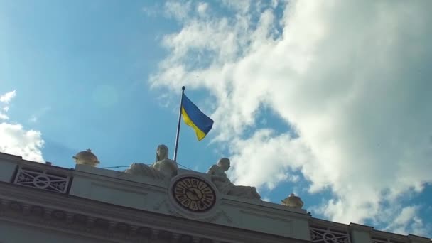 晴れた日にオデッサ市役所の建物にウクライナの旗,スローモーション — ストック動画