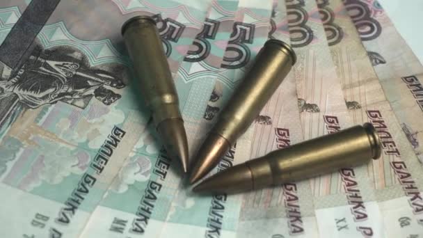 Concetto di economia di guerra, Proiettili di mitragliatrice su banconote in rublo russo, Primo piano — Video Stock