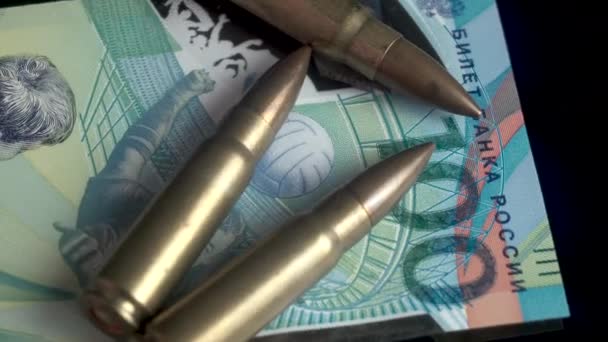 Balas de metralhadoras russas e rublo Moeda Notas, guerra e economia Conceito — Vídeo de Stock