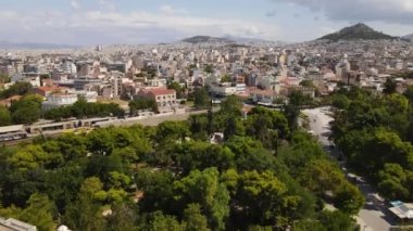 Atina, Yunanistan. Şehir merkezindeki Thiseio Parkı ve metro istasyonunun insansız hava görüntüsü.