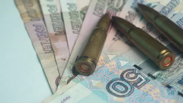 Billetes de dinero de rublo ruso y balas de rifle de ametralladora, de cerca — Vídeos de Stock