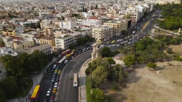 Vista aérea, Atasco de tráfico en Atenas, Grecia, Boulevard, Edificios, Arco de Hadrians — Vídeo de stock