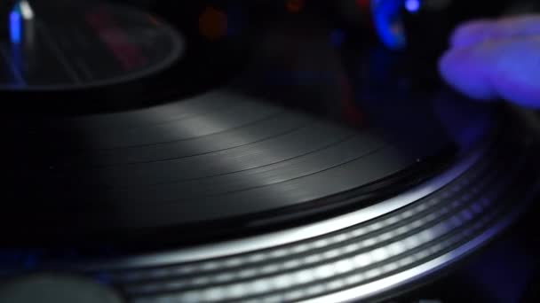 Hand van DJ op Vinyl en Grammofoon Scratching Record, Nightclub Party in 1980 — Stockvideo