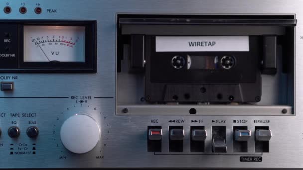 Vintage Audio Cassette Tape Met Wiretap Opname Rollen in Deck Player — Stockvideo