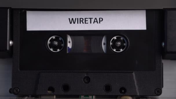 Прослушка аудиозаписи в кассетном магнитофоне, шпионаж в 1980-х, крупный план — стоковое видео