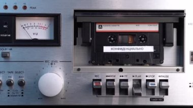 Vintage Güverte Oynatıcısında Gizli Rus Kaydı olan Ses Kaseti