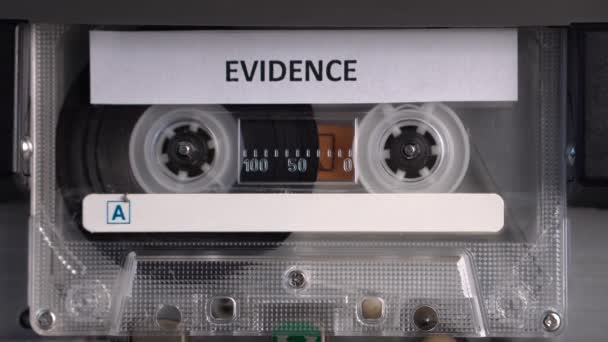 Audio-Kassette mit Beweisaufnahme rollt im Deckspieler, Nahaufnahme — Stockvideo