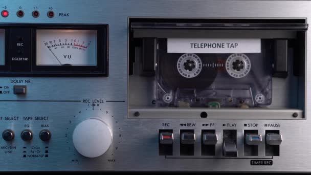 電話はヴィンテージデッキプレーヤーでカセットテープの録音をタップ1980年代から — ストック動画