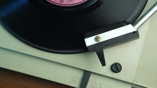 ヴィンテージビニールレコードと蓄音機1960年代から、針をレコードに置く — ストック動画