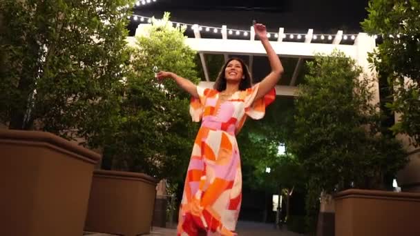 Belle jeune femme en robe d'été dansant sur la rue la nuit, ralenti — Video