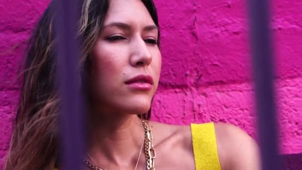 Portrét mladé ženy model Pózování na schodech a úsměv na kameru, Slowmo — Stock video