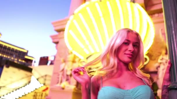 Junge sexy blonde Frau im glänzenden Äußeren des Las Vegas Strip USA, Zeitlupe — Stockvideo