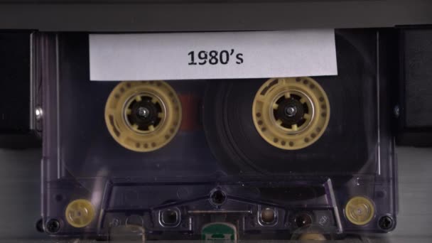 El final de la década de 1980 Cinta de casete de audio que rueda en el reproductor de cubierta vintage, primer plano — Vídeos de Stock