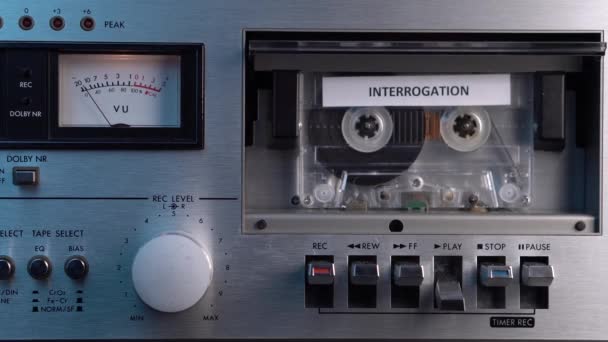 Interrogatorio Grabación de cinta de casete de audio Rolling in Vintage Deck Player — Vídeo de stock