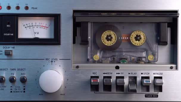 Grabación de cinta de casete de audio transparente tocando en un reproductor de cubierta de plata vintage — Vídeo de stock