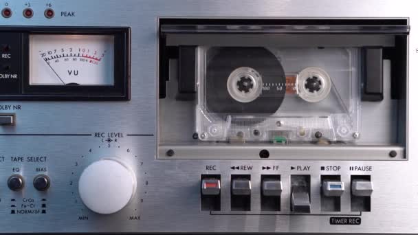 Rouleau de bande de cassette audio dans le lecteur de plate-forme vintage des années 1980 avec des compteurs VU — Video