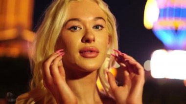 Las Vegas Bulvarı 'ndaki Seksi Sarışın Kadın Model' in Portresi Kameraya, Yavaş Hareket 'e Bakıyor