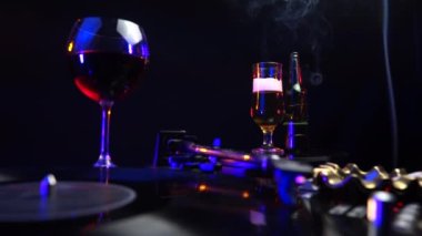 1980 'lerdeki Ev Partisi Gramofon, İçki ve Sigara İçme Üzerine Spinning Vinyl Rekoru
