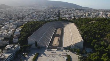 Panathenaic Stadyumu veya Kallimarmaro, Atina, Yunanistan. Mermer Spor Arenası Havadan Görünümü, İlk Olimpiyat Oyunları Açılışı, İnsansız Hava Aracı 4k