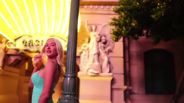 Sexy Blonde Las Vegas Girl Night Street Light Posing Camera — Stockvideo