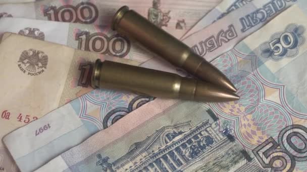 俄罗斯卢布钞票上的39毫米机枪子弹 战争和商业概念 关闭4K — 图库视频影像