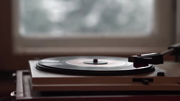 1960 Lardan Kalma Klasik Gramofon Vinil Devirlik Plak Window Snowfall — Stok video