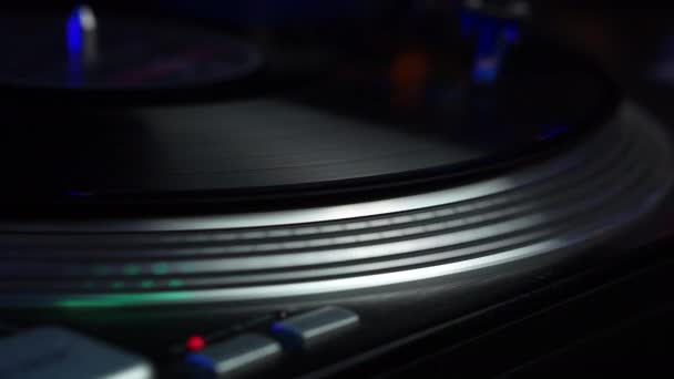 Grabación Vinilo Girando Gramófono Luces Discoteca Club Nocturno Música Vintage — Vídeo de stock