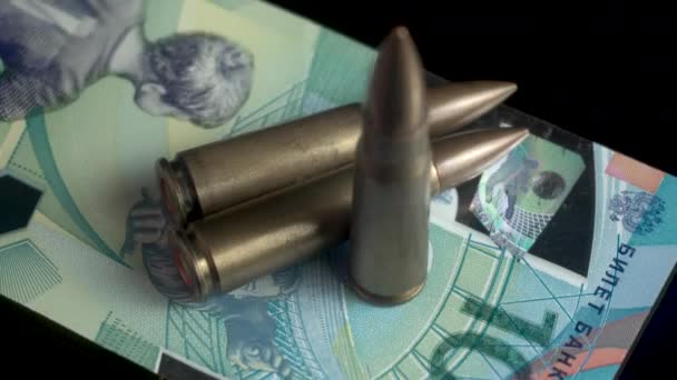Géppuska Golyók 100 Orosz Rubel Bankjegyen Háború Gazdaság Koncepció Közelkép — Stock videók
