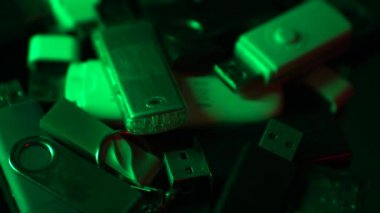 Kullanılan USB Çubukları ve Flash Sürücüleri Yeşil Işıkta Taşınabilir Veri Depolaması, 4k Kapat