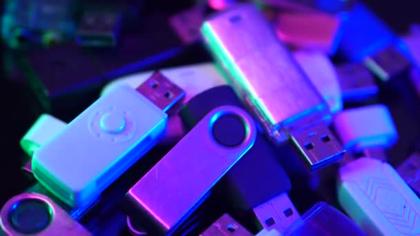 Σύνολο Μεταχειρισμένων Usb Stick Flash Drives Κοντινό Πλάνο — Αρχείο Βίντεο