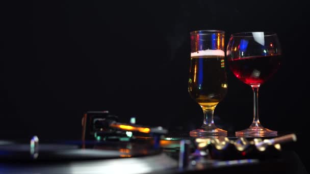 Vinyl Gramophone Glasses Beer Red Wine Cigarette Smoke Party Scenery — Stok Video