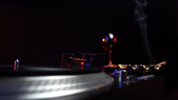 Booth 1980S Disco Nightclub Party Spinning Vinyl Record Gramophone Glass — Vídeo de stock