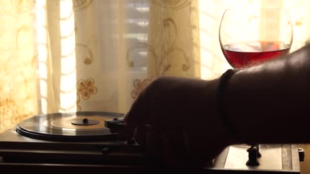 Verre Vin Rouge Vinyle Vintage Disque Sur Gramophone Par Rideaux — Video