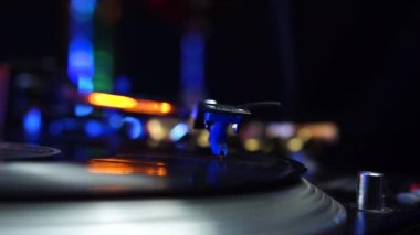 Profesyonel DJ Gramofon Spinning Vinil Record, İçki ve Disko Işıkları Arkaplanda, Kapalı, Seçici Odaklanma Bokeh 4k