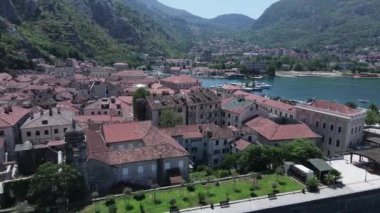 Kotor Eski Karadağ, Boka Kotorska Körfezi, Sunny Summer Day 4k Ortaçağ Kalesinin İnsansız Hava Görüntüsü