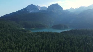 Kara Göl, Durmitor Dağı Ulusal Parkı, Karadağ. Yaz Günü Doğal Güzelliğin Hava Görüntüsü, İHA 60fps 4k