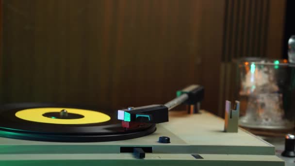 Spinning Vinyl Record Για Γραμμόφωνο Και Χύνοντας Ποτό Στο Γυαλί — Αρχείο Βίντεο