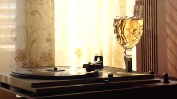 Champagne Glass Vinyl Record Spinning Vintage Gramophone Speaker Old Curtains — ストック動画