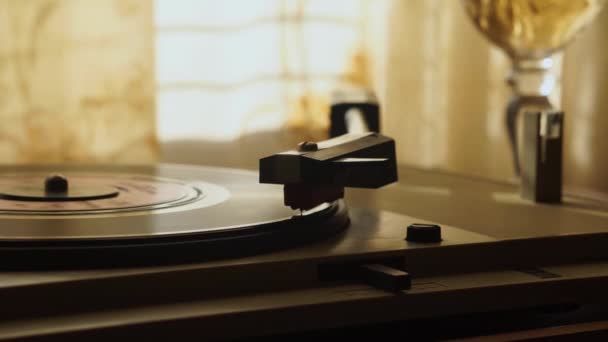 Starting Vintage Gramophone 1960S Placing Needle Vinyl Record Home Scene — Stok Video
