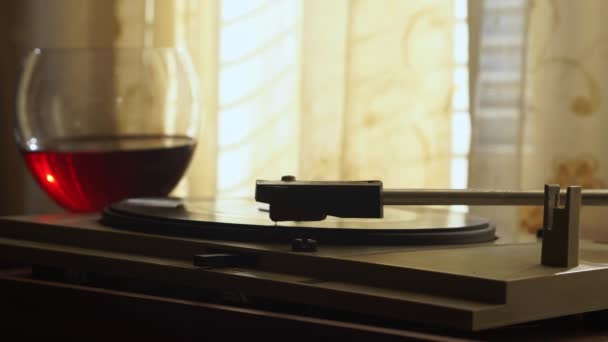 Vintage 1960S Home Scene Old Gramophone Needle Vinyl Record Glass — Stock video